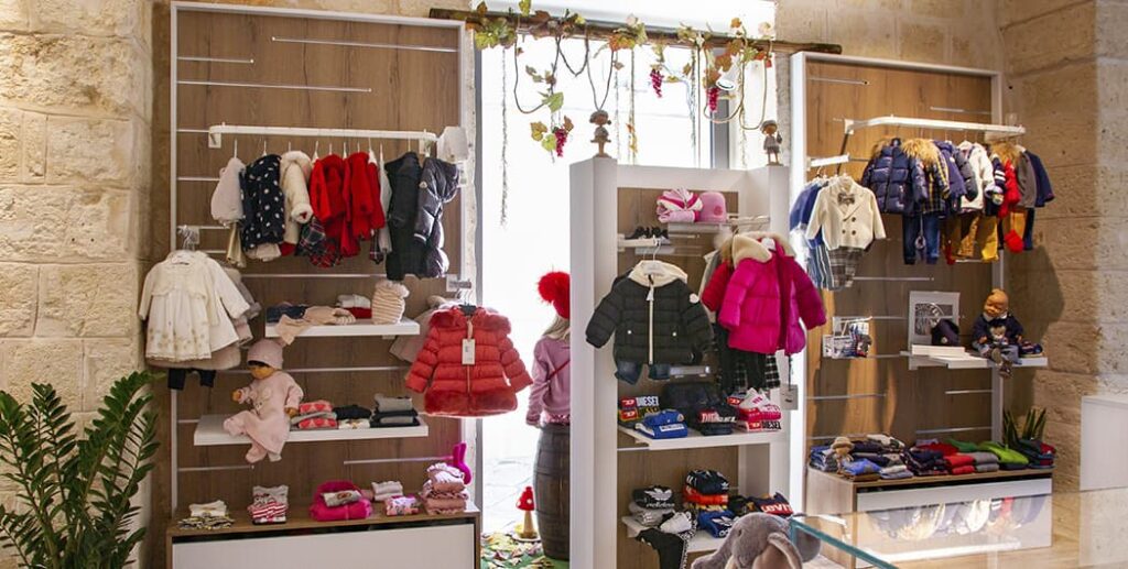 Arredo negozio abbigliamento bambini: strutture e moduli personalizzabili con accessori