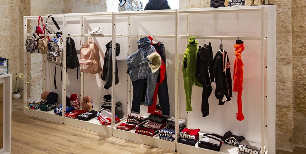 Arredamento negozio abbigliamento bambino: linea d'arredo flessibile e versatile