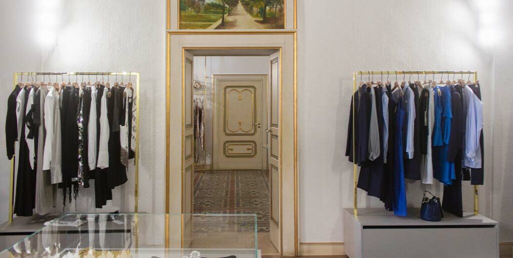 L'eleganza di un arredamento per un negozio di abbigliamento a cura di Spettacolo Design