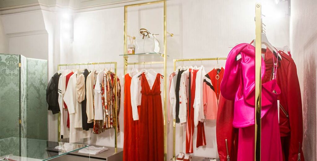 L'eleganza di un arredamento per un negozio di abbigliamento a cura di Spettacolo Design