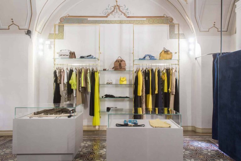 L'eleganza di un arredamento per un negozio di abbigliamento a cura di Spettacolo Design