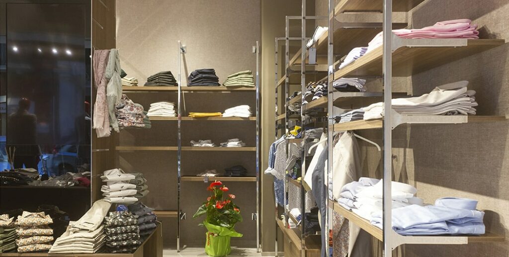 Arredamento abbigliamento uomo: moduli espositivi cromati