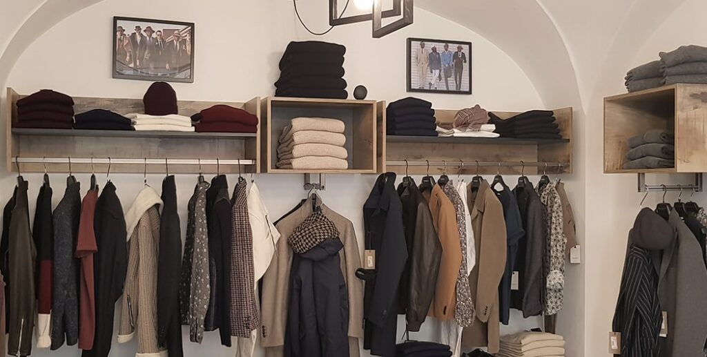 Dettaglio espositivo di un progetto d'arredo negozio abbigliamento a cura di Spettacolo Design