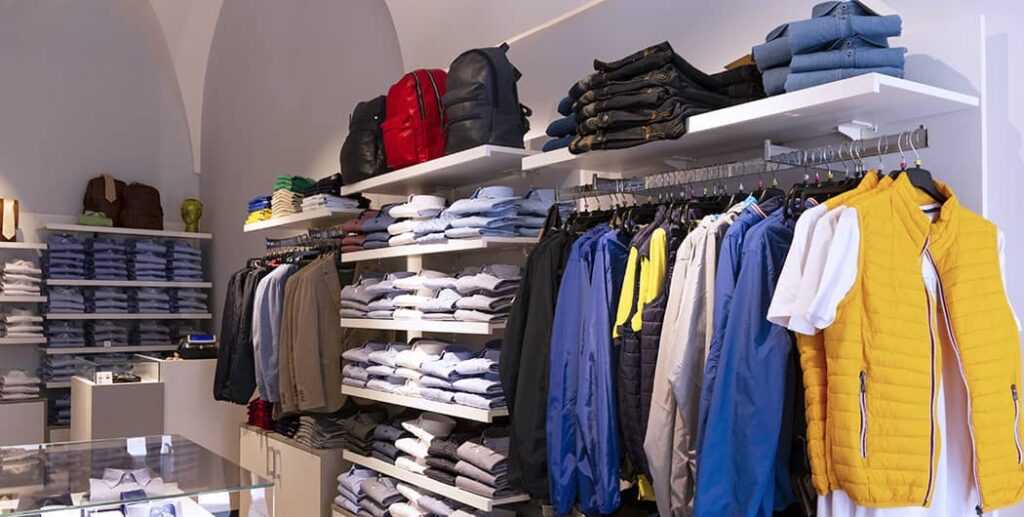 Negozio abbigliamento uomo: progettato e realizzato da Spettacolo Design