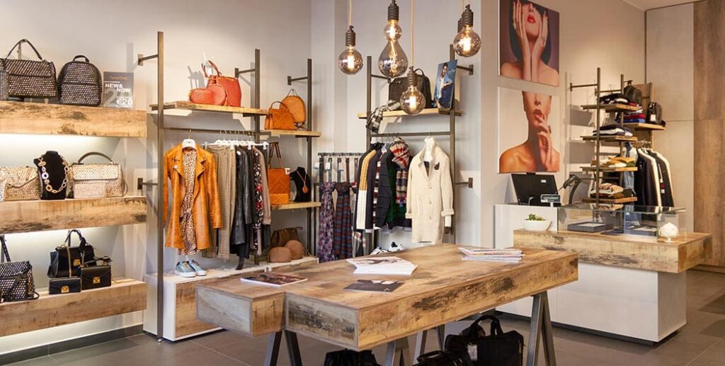 Arredamento negozio borse e accessori: progettato e realizzato da Spettacolo Design