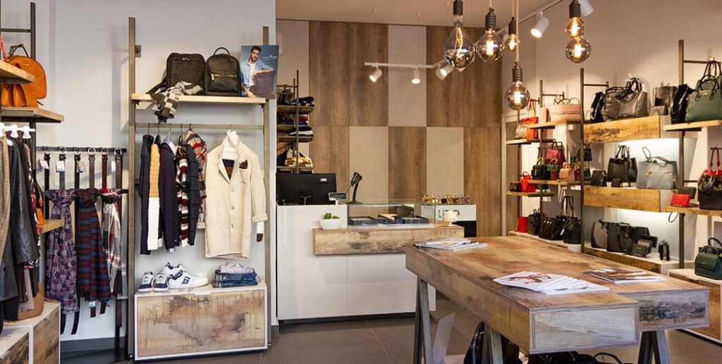 Arredamento negozio borse e accessori: progettato e realizzato da Spettacolo Design