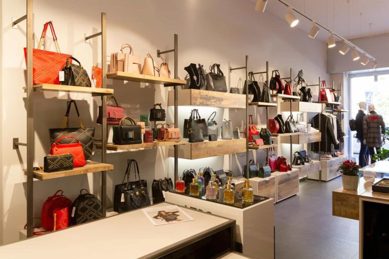 Arredamento negozio borse e accessori: progettato e realizzato da Spettacolo Design