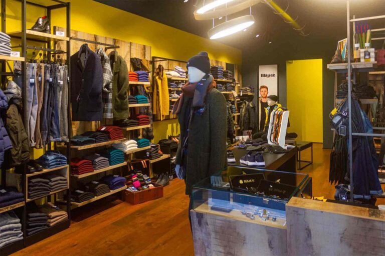 Arredamento e allestimento negozio abbigliamento uomo donna dallo stile urban industrial