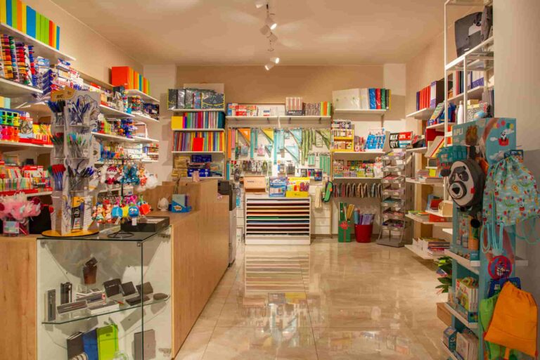 Banco cassa personalizzato cartoleria. Negozio progettato e realizzato da Spettacolo Design
