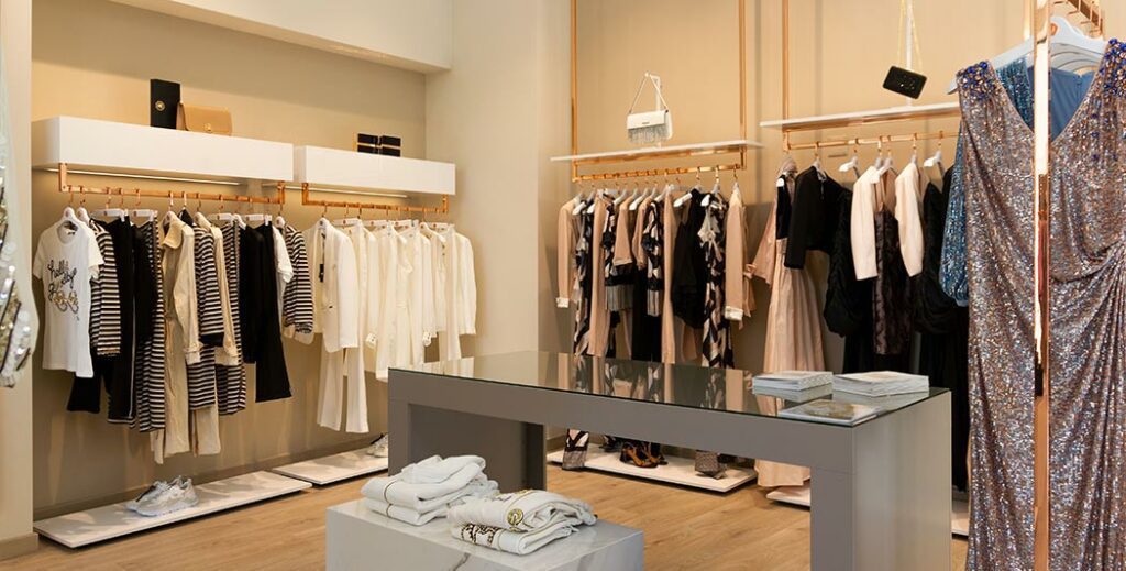 Negozio di abbigliamento donna progettato e realizzato da Spettacolo Design