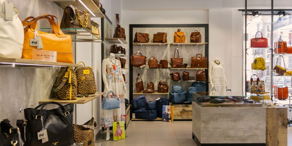 arredamento negozio borse accessori e valigie: esempi di pareti espositive