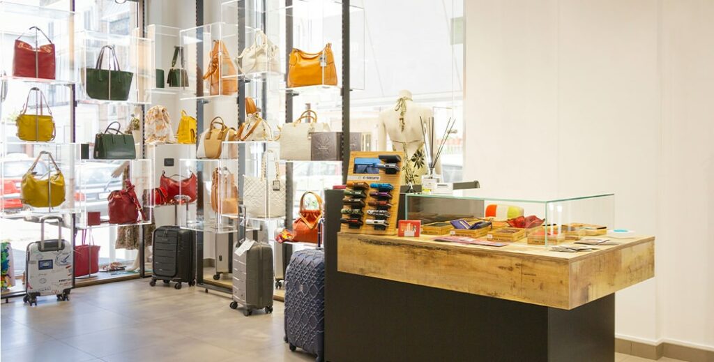 Arredamento negozio borse e valigie: punto cassa personalizzato con teca