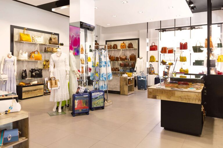 Arredamento per un negozio di borse e accessori progetto curato da Spettacolo Design