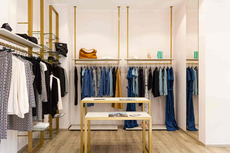 Arredamento negozio abbigliamento: progettazione e realizzazione curati da Spettacolo Design