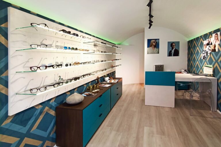 Arredamento e allestimento negozio ottica progetto e realizzazione di Spettacolo Design