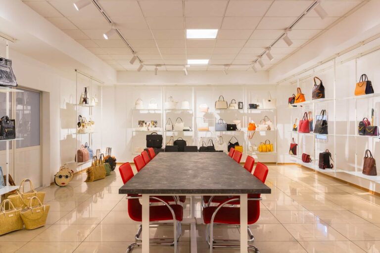 Arredamento showroom borse e accessori: progetto e realizzazione di Spettacolo Design