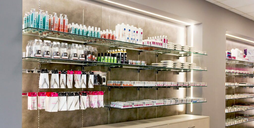 Arredamento e allestimento nail center: dettaglio su parete espositiva. Progetto e realizzazione Spettacolo Design