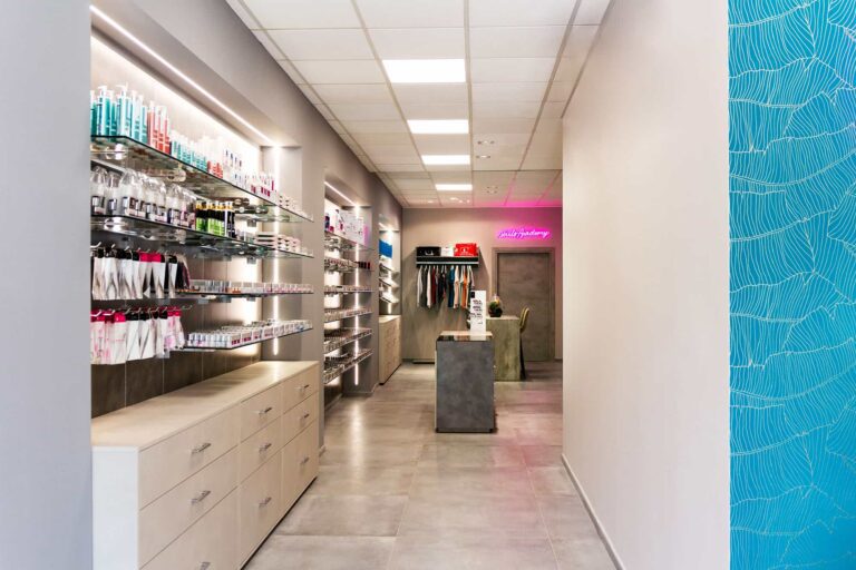 Nails shop e profumerie: esempio di arredamento e allestimento a cura di Spettacolo Design