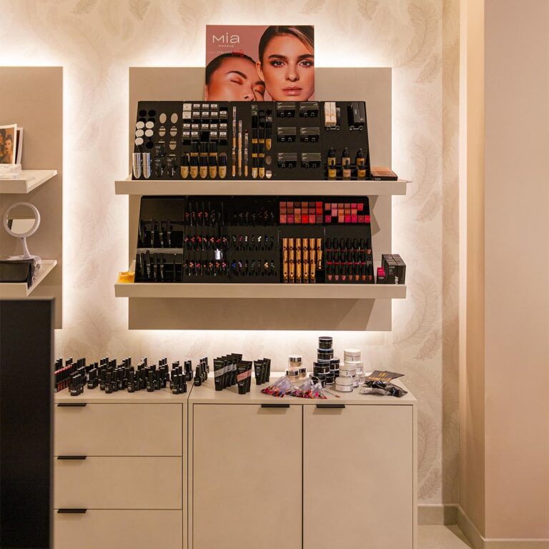 Arredamento profumerie e cosmetica: immagine dettaglio linea d'arredo con espositore make-up