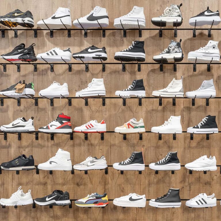 Arredamento negozi articoli sportivi: dettaglio su parete espositiva scarpe