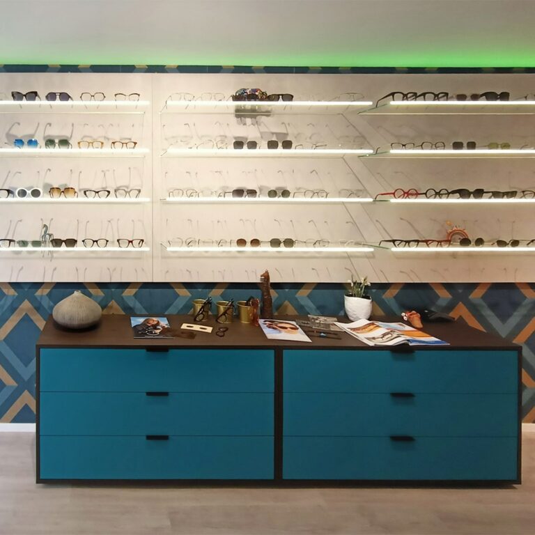 Arredamento ottica: negozio progettato e realizzato da Spettacolo Design
