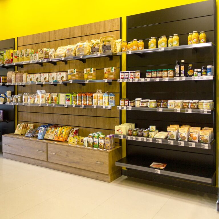 Arredo di un negozio alimentari progettato e realizzato da Spettacolo Design