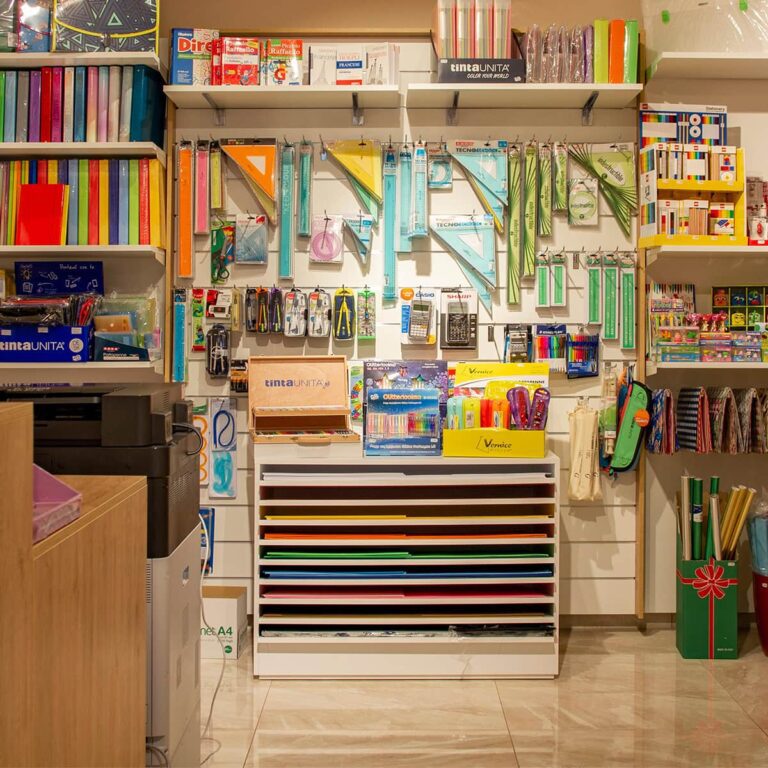 Linea espositiva d'arredo per negozio cancelleria progettato e arredato da Spettacolo Design