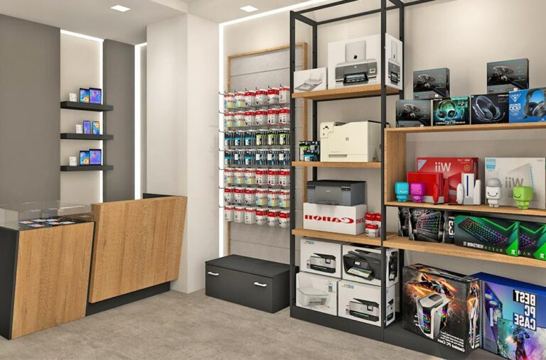 Arredamento e allestimento negozio di elettronica progettato e realizzato da Spettacolo Design