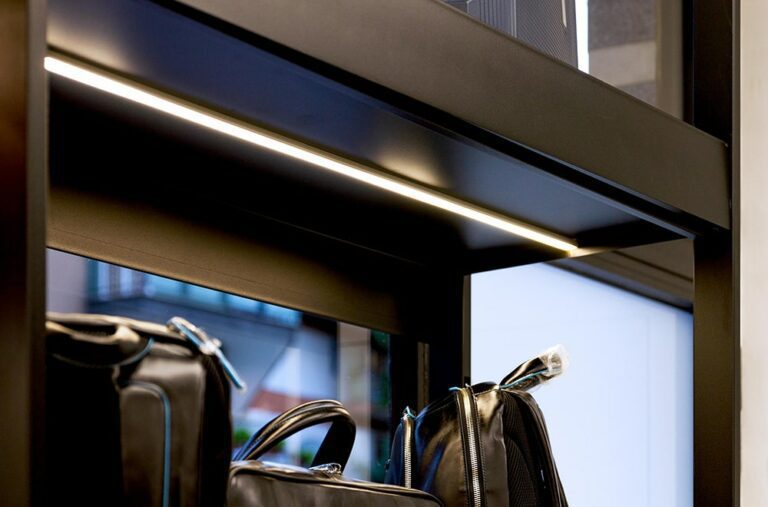 Arredo cartolibreria: dettaglio sul pannello espositivo luminoso. Progetto e realizzazione di Spettacolo Design