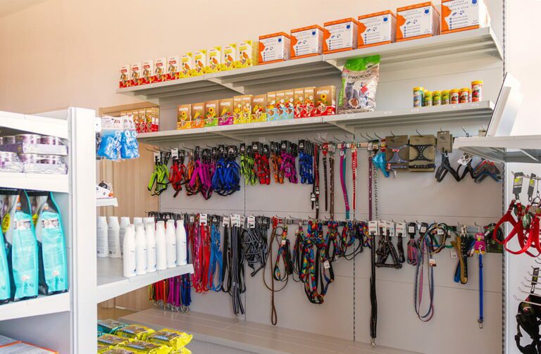 Arredo negozio animali esempio parete espositiva con accessori a cura di Spettacolo Design