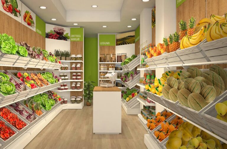 Una linea essenziale di organizzazione a parete con ceste ed espositori modulari per questa progettazione negozio alimentari a cura di Spettacolo Design