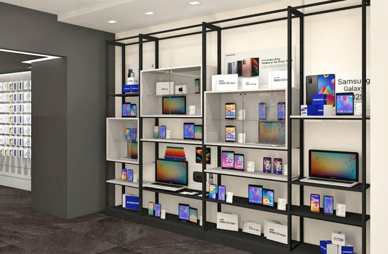 Progettazione di arredo negozio computer dalla linea semplice e moderna, di Spettacolo Design