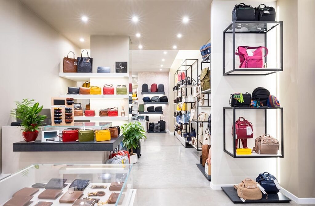 Negozio borse e accessori progettato e realizzato da Spettacolo Design