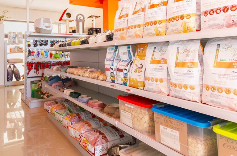 Arredamento pet shop, esempio arredo modulabile; realizzazione Spettacolo Design