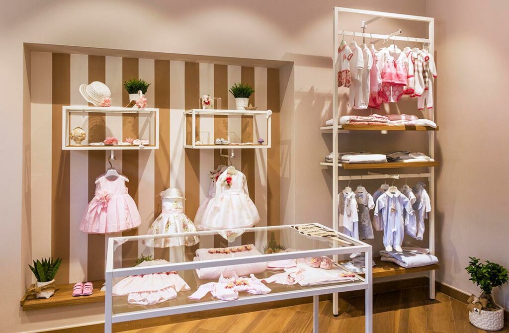 arredamento negozio abbigliamento bambini progettato e realizzato da Spettacolo Design