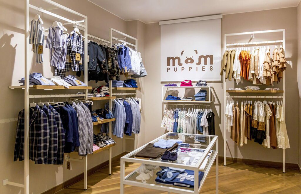 arredamento negozio abbigliamento bambini progettato e realizzato da Spettacolo Design