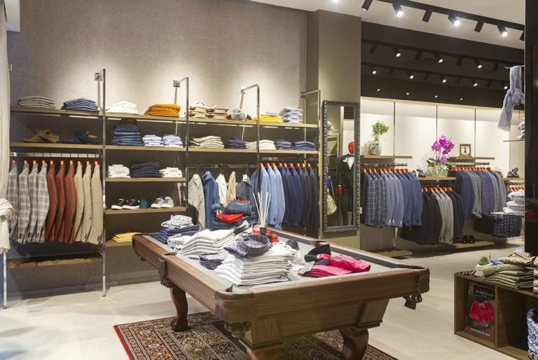 Arredo negozio abbigliamento uomo particolare ingresso realizzazione Spettacolo Design