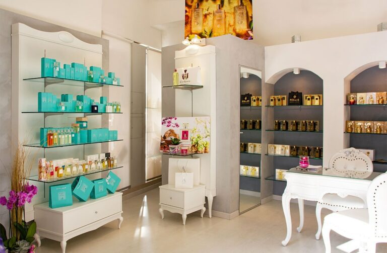 Progettazione e arredo negozio make up e profumeria progettato e realizzato da Spettacolo Design