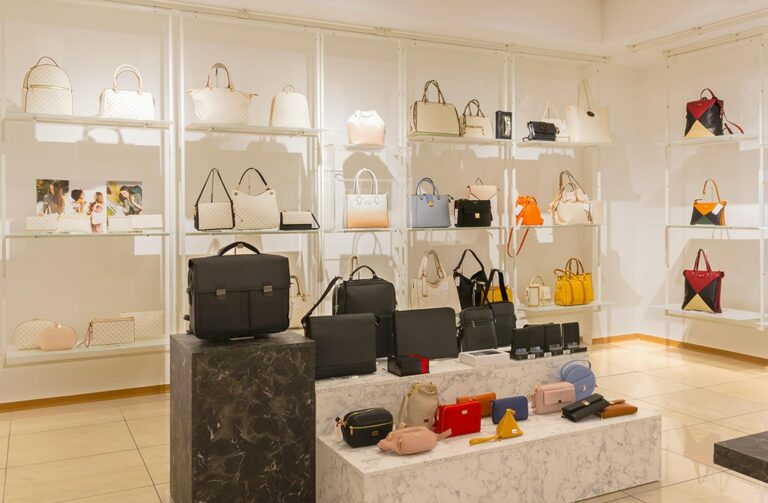 Arredo showroom borse e accessori: progetto e realizzazione di Spettacolo Design