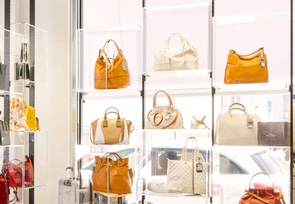 Arredo negozi scarpe, borse e accessori: progetto e realizzazione Spettacolo Design