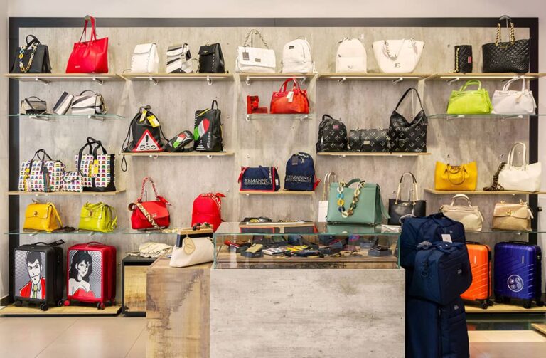 Arredo negozi scarpe, borse e accessori: progetto e realizzazione Spettacolo Design