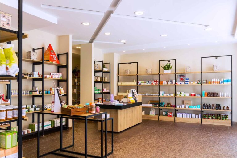 Arredamento parafarmacia e arredamento erboristeria: linea d'arredo semplice ed elegante