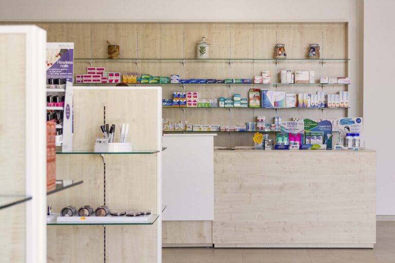 Arredamento e allestimento parafarmacia, progetto e realizzazione di Spettacolo Design