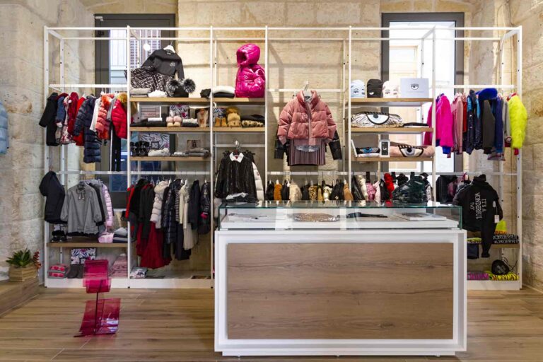 Arredamento negozio abbigliamento bambino, progettato e realizzato da Spettacolo Design