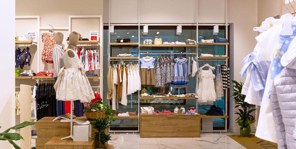 Arredamento negozio abbigliamento bambino, progettato e realizzato da Spettacolo Design