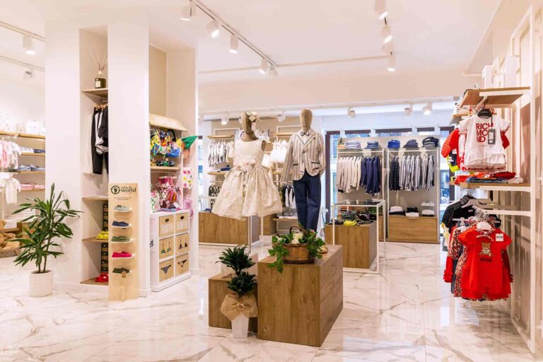 Immagine panoramica negozio abbigliamento bambini. Progetto e realizzazione Spettacolo Design
