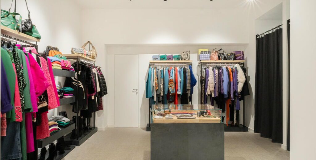 Negozio abbigliamento: arredo e allestimento in stile minimal