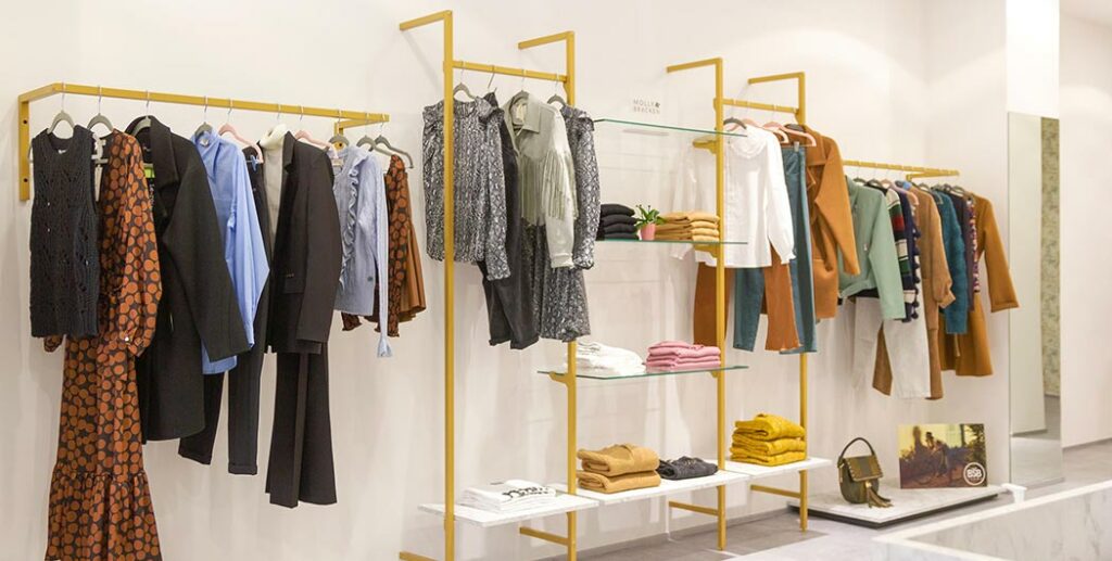 Arredamento negozio abbigliamento e borse: dettaglio appenderie. A cura di Spettacolo Design