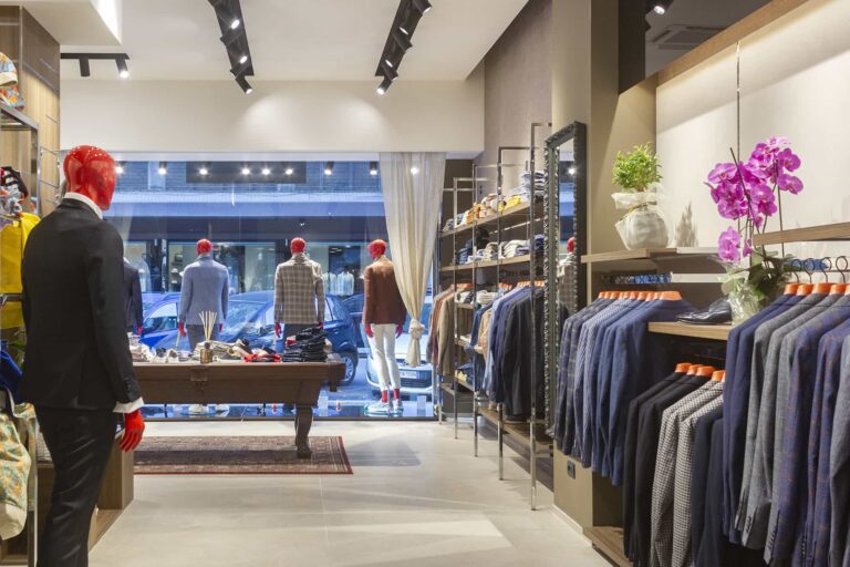 Arredo e allestimento negozio abbigliamento uomo: foto pareti e vetrina