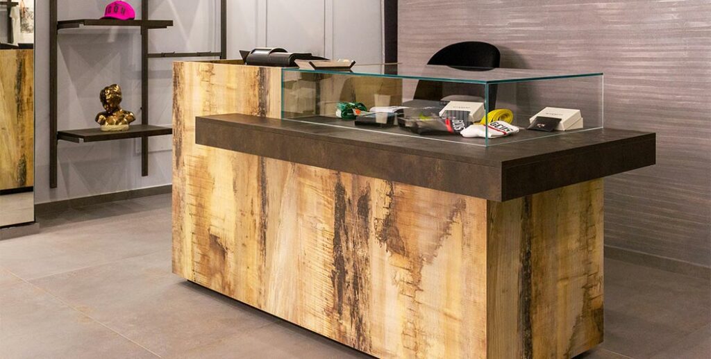 Arredamento abbigliamento uomo: banco cassa personalizzato in stile urban